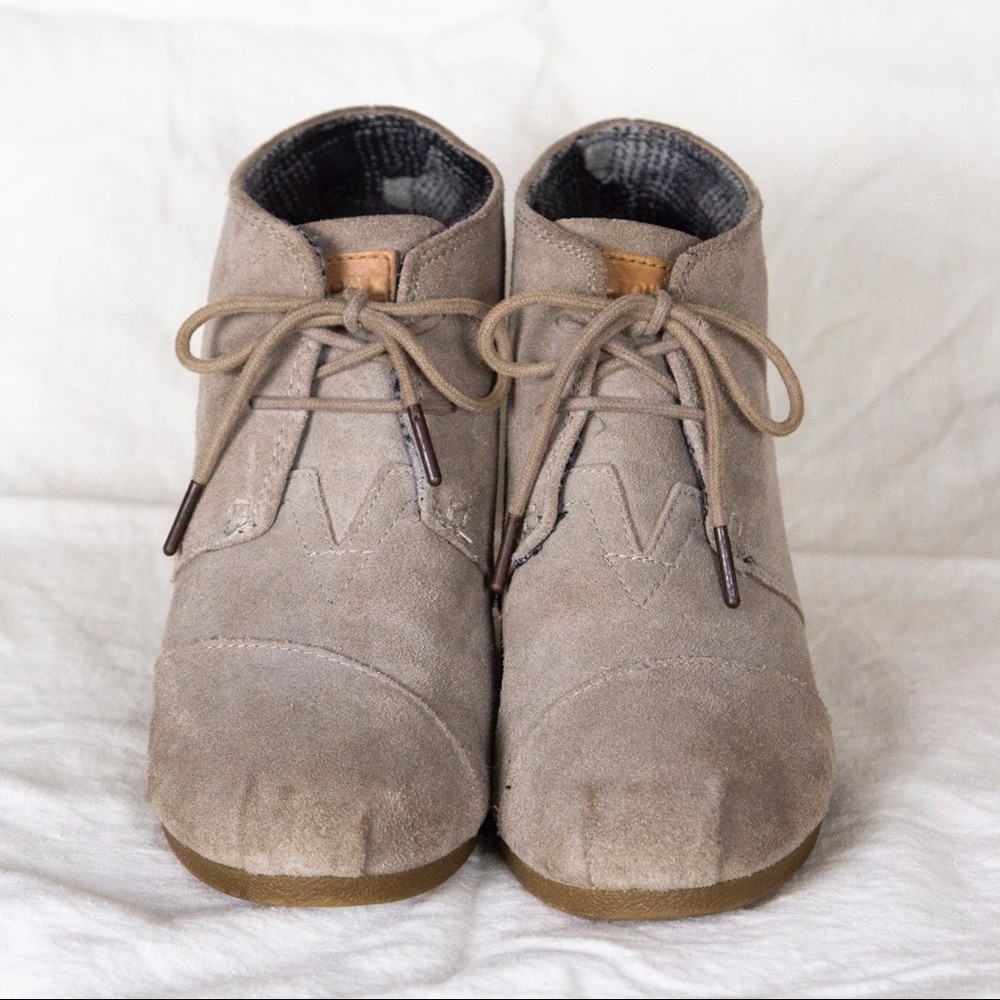 TOMS size 9 Wedge Bootie tan suede